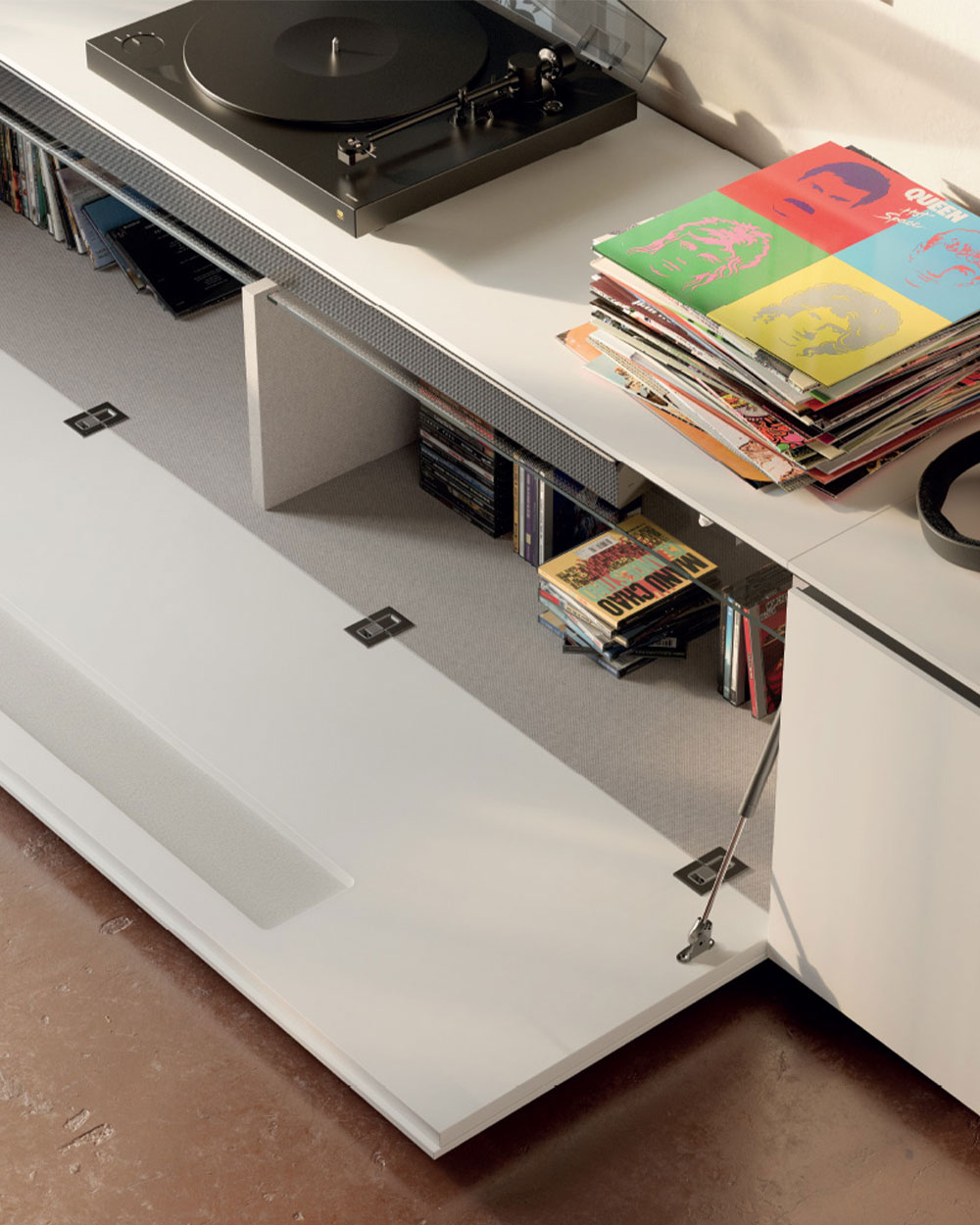Le meuble de rangement est disponible avec une ouverture pour le passage des haut-parleurs et est recouvert d'un tissu assorti au mobilier.