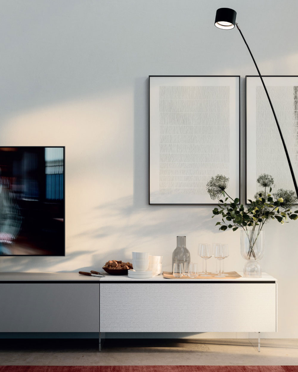 Les différents rangements du salon permettent de recevoir tout le nécessaire pour dresser la table.